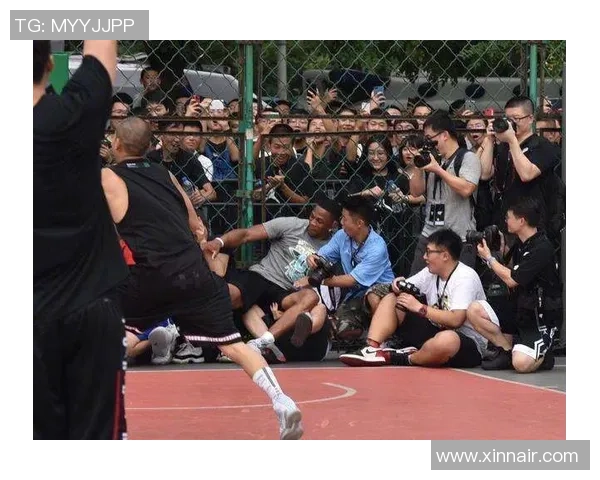 足球巨星化身老年人搞笑恶作剧引发球迷热议与欢笑 足球巨星化身老年人搞笑恶作剧引发球迷热议与欢笑