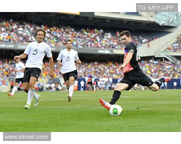 足球明星同款海报大揭秘让你轻松拥有偶像风范与时尚魅力